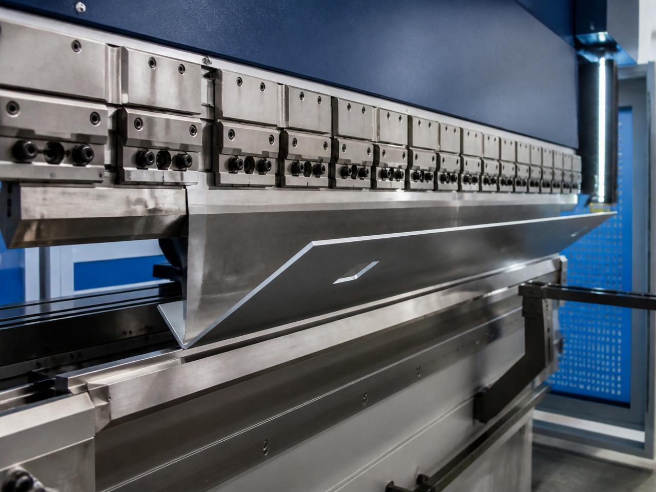 Processo de dobra CNC de chapas Brassud